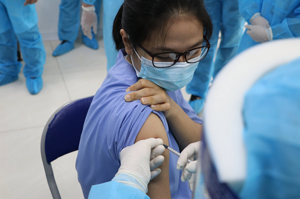 Trên cơ sở dữ liệu tiêm chủng có thông tin người đã được tiêm (số mũi vắc xin, chủng loại vắc xin), sau khi tiêm xong, dựa trên Sổ tiêm chủng điện tử khi di chuyển trong nước, qua các điểm kiểm dịch có thể quét QR Code để biết được tình trạng tiêm chủng của cá nhân đó.