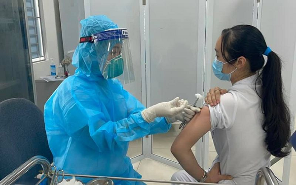 Việc nhập các dữ liệu đang được tiến hành nên có thể một thời gian nữa những người đã tiêm vắc-xin trước đó mới có thông tin trên hệ thống. Mã QR Code trên sổ chứng nhận điện tử cá nhân này ẽ thay thế cho các giấy chứng nhận trước đó rằng người này đã tiêm ngừa vắc-xin COVID-19.
