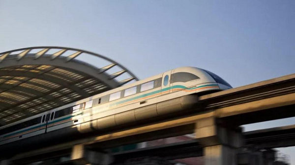 Vậy công nghệ tàu đệm từ trường maglev có gì đặc biệt mà sở hữu tốc độ vượt trội như vậy? Trên thực tế, tàu đệm từ là một phương tiện chuyên chở được nâng lên, dẫn lái và đẩy bởi lực từ hoặc lực điện từ.