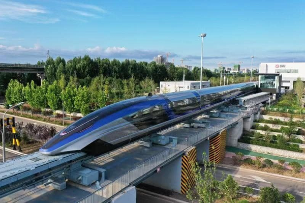Hệ thống EMS thường được sắp xếp trên hàng loạt các cánh tay hình chữ C, phần trên cánh tay gắn liền với thân tàu, còn gờ bên dưới thì được gắn nam châm bên trong. Đường sắt được đặt nằm giữa phần trên và dưới cánh tay hình chữ C.