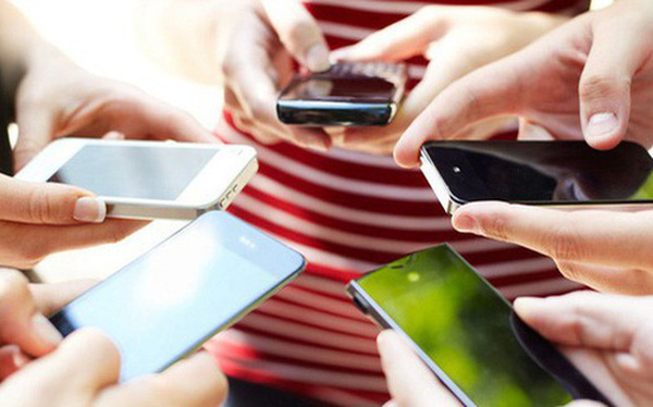 Smartphone thật sự có sức hút mãnh liệt đối với người dùng. Tuy nhiên bạn có biết 1 chiếc điện thoại thông minh chứa số lượng vi khuẩn, vi trùng nhiều gấp 10 lần so với 1 chiếc bồn cầu?