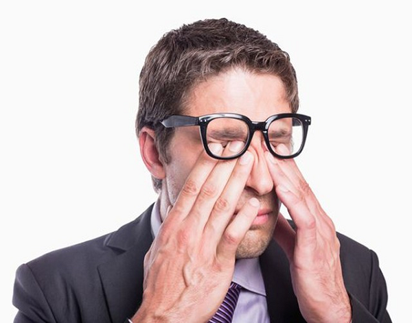 Ánh sáng xanh phát ra từ điện thoại có bước sóng ngắn, mang mức năng lượng cao. Vì thế, khi ánh sáng xanh đi qua giác mạc trong sẽ dễ làm tổn thương các tế bào võng mạc.