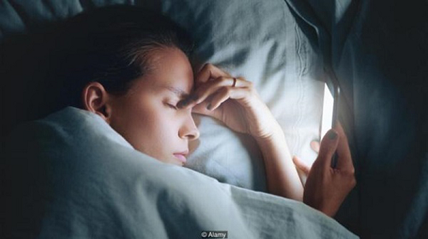 Nếu bạn có thói quen dùng điện thoại trước khi đi ngủ thì hãy suy nghĩ lại. Ánh sáng xanh phát ra từ màn hình điện thoại và các thiết bị điện tử có thể gây ức chế hormone melatonin - một chất giúp duy trì nhịp sinh học của cơ thể.