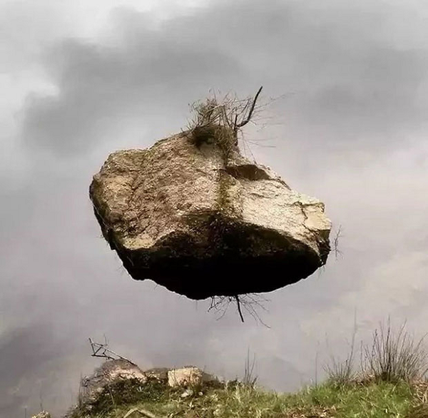 Đây hoàn toàn là ảnh thật không qua photoshop. Tuy nhiên không phải tảng đá đang lơ lửng trên không mà đang nằm trên mặt nước.