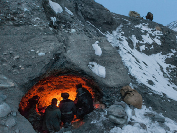 So với khu trung tâm của Afghanistan, vùng đất này xa xôi đến nỗi người Kyrgyz coi nó như một "đất nước" hoàn toàn khác. Để đến được con đường gần nhất cần đi tối thiểu 3 ngày đường, để tới thành phố gần nhất, họ phải đi thêm 1 ngày nữa.