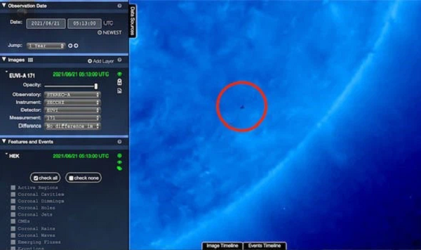 Một thợ săn UFO có tên Scott C. Waring đã chia sẻ trên trang blog của mình về hình ảnh một vật thể lạ hình tam giác màu đen, được cho là của người ngoài hành tinh đang bay gần Mặt trời.