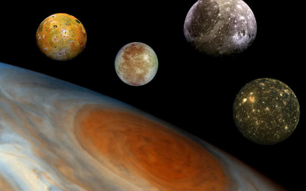Nhóm 4 mặt trăng lớn của Sao Mộc là Ganymede, Europa, Triton và Io đều được cho là có những yếu tố có thể giúp phát sinh sự sống và thủy triều mạnh mẽ để sưởi ấm đại dương ngầm.
