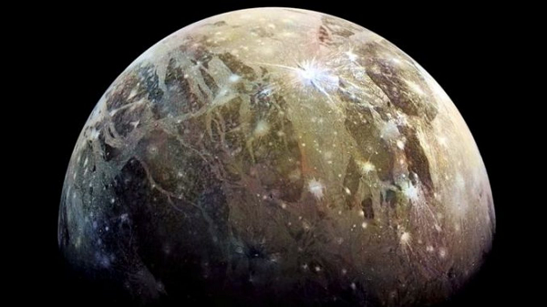 Ganymede được xem là mặt trăng lớn nhất của Sao Mộc nói riêng và hệ Mặt Trời nói chung, lớn hơn cả Sao Thủy.