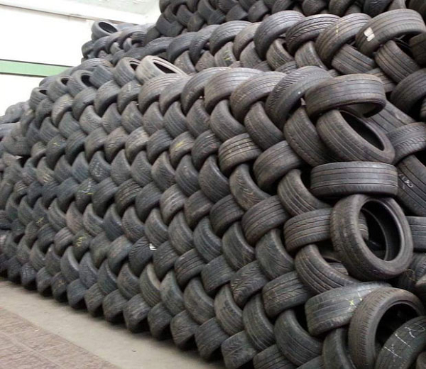 Những chiếc lốp ô tô được xếp xen kẽ vô cùng thích mắt.