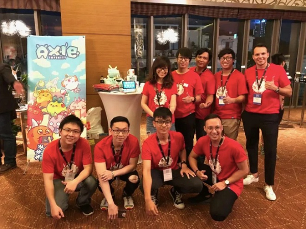 Mỗi con Axie có những chỉ số sức mạnh riêng và có thể gây ra rất nhiều sát thương. Người chơi có thể dùng chúng để chiến đấu với những đối thủ khác trong trò chơi này. Thậm chí người chơi có thể nhân giống chúng và mua bán những con Axie này trên thị trường.