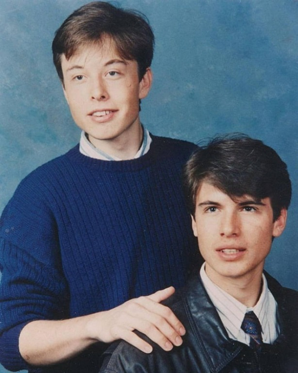 Elon Musk có tố chất doanh nhân từ nhỏ. Khi còn học tại Đại học Pennsylvania, Musk và bạn cùng phòng Andeo Ressi thuê một căn nhà lớn rồi biến nó thành câu lạc bộ đêm để kiếm tiền trả tiền thuê nhà. Theo tạp chí Vogue, câu lạc bộ có sức chứa tới 1.000 người.