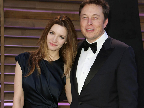 Elon Musk lo ngại về AI vì đây không phải là robot mà là thuật toán máy tính: "Chúng ta chỉ tạo ra những thuật toán đơn giản, các chuyên gia AI có thể dừng chúng lại bất cứ lúc nào. Tuy nhiên, nếu thuật toán phát triển và có thể tự đưa ra quyết định, sẽ không có cách nào để dừng chúng lại".