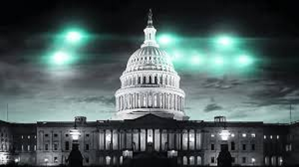 Chad Underwood, viên phi công đã ghi lại đoạn băng chạm trán UFO từ chiếc F-18 của Hải quân cho biết: "“Nó di chuyển theo những cách không bình thường về mặt vật lý. Máy bay, dù có hay không có người lái, vẫn phải tuân theo định luật vật lý".