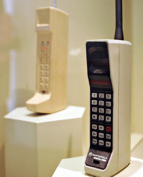 Martin Cooper và John F. Mitchell - kỹ sư của Motorola đã thực hiện cuộc gọi di động đầu tiên vào ngày 3 tháng 4 năm 1973. Kỷ nguyên điện thoại di động được mở ra, dưới đây là danh sách điện thoại di động có ảnh hưởng nhất được trang Android Authority bình chọn.