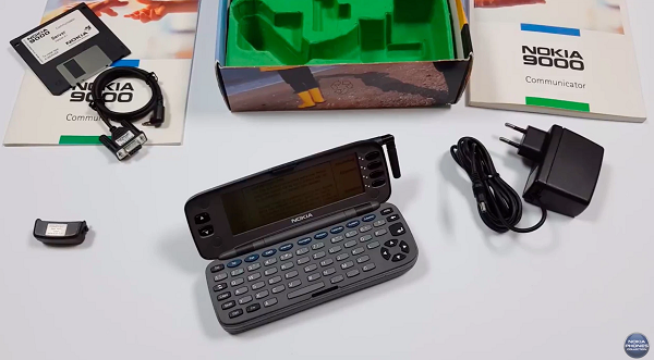 Nokia 9000 Communicator là chiếc điện thoại được cho là đi trước thời đại, tiền thân của smartphone hiện nay. Nó như sự kết hợp của một laptop thu nhỏ và modem dữ liệu hướng đến người dùng là doanh nghiệp.