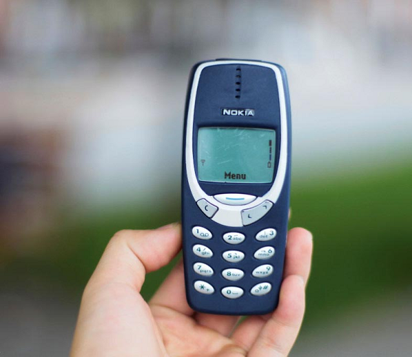 Nokia 3310 ra mắt đã trở thành huyền thoại nhờ độ bền và chức năng trò chuyện tức thì. Với doanh số toàn cầu là 126 triệu, dù không vượt thành công của 3210 là 160 triệu, nhưng đây là một chiếc điện thoại có ảnh hưởng hơn về tổng thể nhờ các công cụ nhắn tin.
