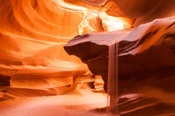 Hẻm núi Antelope trên vùng đất Navajo (thuộc tiểu bang Arizona, Tây Nam nước Mỹ) khi được Mặt trời chiếu ánh nắng chói chang xuyên qua các khe núi mới thực sự hiện nguyên vẻ đẹp kiêu sa của mình. Màu đỏ, cam của đá vôi hòa với màu ánh tím của sa thạch tạo nên khung cảnh tuyệt vời.