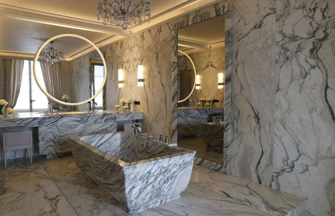 Một phòng tắm tắm bên trong khách sạn xa xỉ Hôtel de Crillon ở Paris (Pháp) với bồn tắm được làm từ đá cẩm thạch Carrera nguyên khối nặng tới 2 tấn.