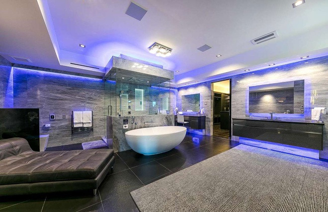 924 Bel Air Road, một trong những dinh thự đắt nhất tại Mỹ, được bán với giá 94 triệu USD hồi tháng 1. Dinh thự có 21 phòng tắm xa xỉ, trong đó có một phòng tắm lát đá cẩm thạch xám với bồn tắm kiểu spa, buồng tắm cỡ lớn và ghế massage bằng da.