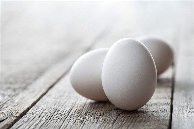 Trứng: Theo nhiều nghiên cứu, các chức năng não và khả năng ghi nhớ của con người có liên quan chặt chẽ với nồng độ acetylcholine trong não. Các thí nghiệm đã chỉ ra rằng, chất lecithin có trong lòng đỏ trứng chứa một lượng enzyme vô cùng phong phú, giúp sản sinh lượng acetylcholine, tác động vào mô não, cực kì tốt cho não bộ.