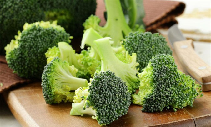 Rau xanh: Những kết quả của cuộc nghiên cứu được công bố trên tờ báo y học Mỹ American Journal of Clinical Nutrition cho thấy, folate trong các loại rau có lá dậm và xanh thẫm có thể ngăn ngừa bệnh giảm trí nhớ ở người già. Các loại rau có lá đậm và xanh thẫm như: rau bina, cải xoăn và cây bông cải xanh chứa nhiều chất chống oxi-hóa, bao gồm vitamin C, beta-carotene, các chất này rất cần thiết giúp cơ thể khỏe mạnh cũng như giúp não hoạt động tốt hơn. Đó cũng là nguồn giàu folate, giúp tăng tốc độ tiếp nhận thông tin và tăng cường trí nhớ.
