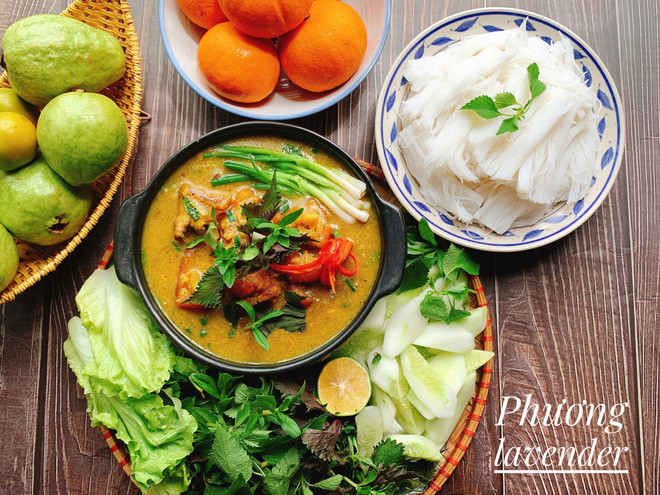 Ngắm loạt mâm cơm do chị Phương nấu, phản ứng chung của mọi người đầu tiên là trầm trồ vì khoản trang trí quá đỉnh. Điều tiếp theo là cảm thấy tò mò không biết những mâm cơm trông xịn sò là vậy sẽ có giá bao nhiêu.