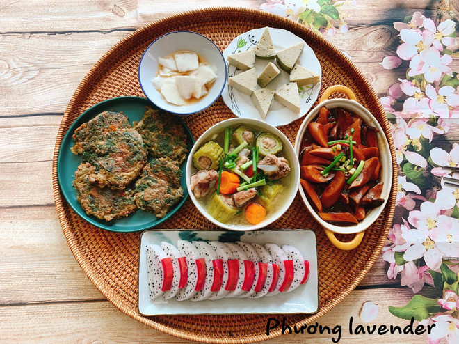 "Ngày xưa mình cũng như các cô gái khác, chẳng biết gì đâu. Lấy chồng rồi mình mới bắt đầu nấu ăn cho gia đình. Từ lơ ngơ vụng về, mình phải mua sách dạy nấu ăn về xem. Cứ nấu mãi cũng quen dần lên, giờ nấu không cần cân đo gia vị mà ước lượng là đạt chuẩn vị rồi, thích nấu món gì chịu khó lên Google hay YouTube xem qua là nấu được", chị Phương chia sẻ.