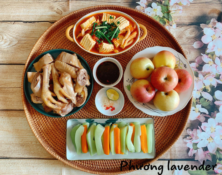 Về phần chi phí, giá cả của mỗi mâm cơm có thể dao động từ 70k - 200k tuỳ vào độ phức tạp của món ăn.