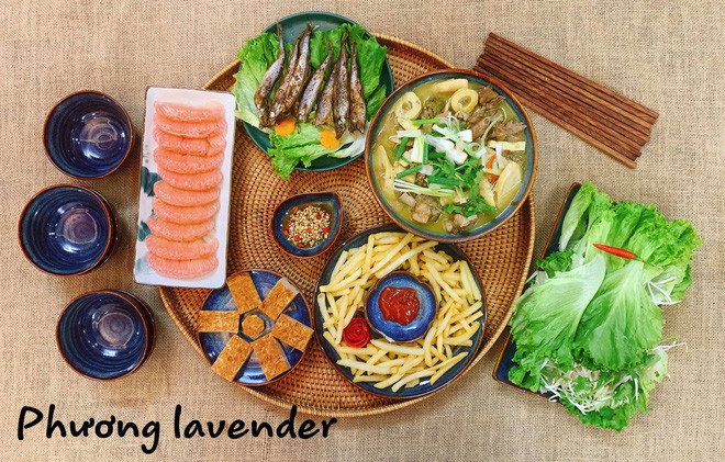 Giải đáp những thắc mắc của mọi người về loạt mâm cơm đủ sắc đủ vị mình nấu, chị Phương cho biết điều chị quan tâm mỗi lần vào bếp bao gồm cả dinh dưỡng và độ thẩm mỹ. Thông thường, mỗi bữa chị Phương sẽ mất khoảng 30 phút - 1 tiếng cho việc nấu nướng.