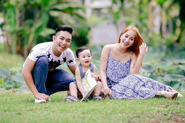 Phan Hiển - Khánh Thi từng gây ngỡ ngàng cho khán giả tại thời điểm công khai chuyện tình cảm. Nhưng rồi, tình yêu chân thành là cầu nối kéo hai người lại với nhau. Trải qua bao sóng gió, Phan Hiển và Khánh Thi đã có một cuộc sống viên mãn, ngọt ngào, tràn đầy hạnh phúc với hai nhóc tì đáng yêu. Từ một chàng trai ham chơi, Phan Hiển trở thành ông bố mẫu mực, quanh quẩn chỉ khoe vợ khoe con trên mạng xã hội.