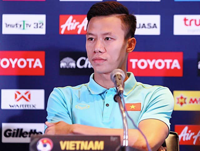 Ngày 15/5, trung vệ Quế Ngọc Hải mừng sinh nhật tuổi 27. Làm tròn vai trò đội trưởng tuyển quốc gia, cầu thủ sinh năm 1993 luôn nhận được sự yêu mến của đông đảo người yêu bóng đá. Trong ngày sinh nhật của mình, trung vệ người Nghệ An nhận nhiều lời chúc ý nghĩa từ người thân, bạn bè và anh em cùng đội bóng.