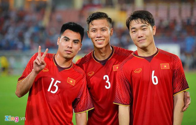"Thánh lầy" Phạm Đức Huy chúc mừng nhưng không quên "cà khịa" đàn anh của mình. Dù ít hơn Quế Ngọc Hải 2 tuổi, "hoàng tử bánh gấu" lại gọi Hải Quế là em: "Chúc ông em tuổi mới ok". Cách xưng hô tếu táo khiến dân mạng thích thú vì sự thân thiết, vui vẻ của các cầu thủ.