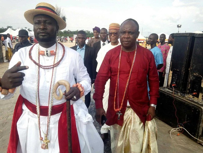 Phần lớn thời gian Ayiri Emami sống ở Mỹ nhưng cũng thường xuyên về thăm Nigeria quê nhà.