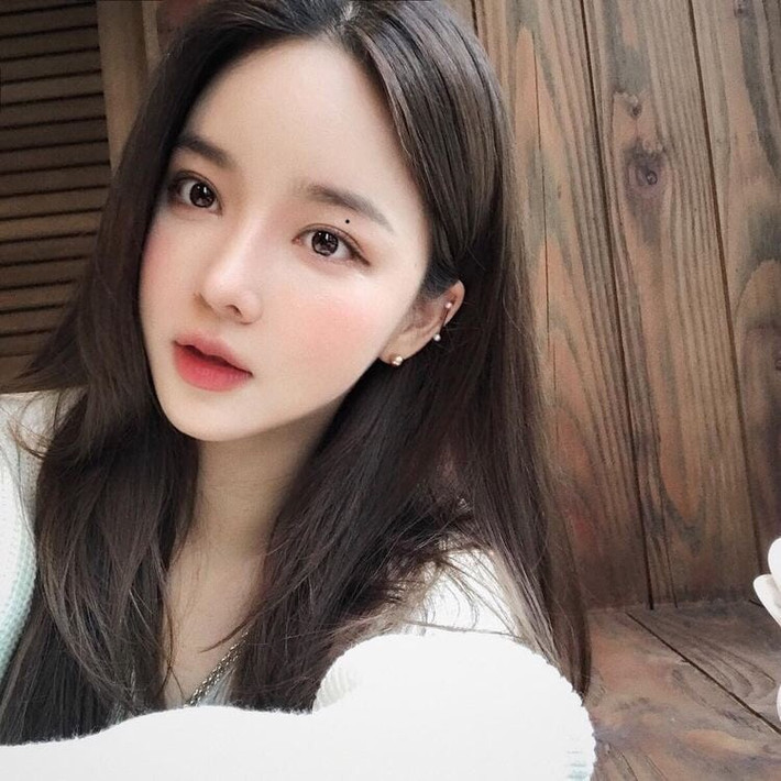 Nốt ruồi nằm giữa mắt và lông mày: Vị trí giữa mắt và lông mày hay còn gọi là cung Điền trạch, giúp bạn định rõ sản nghiệp của mình, chẳng hạn như lúc nào bạn có nhà, lúc nào có chỗ ở, tiền tài tụ hay tán,… Nếu ai có nốt ruồi son ở đây thì người đó thường có nhiều tài lẻ, sở hữu dung mạo hơn người và có tính khí bao dung, độ lượng. Hơn nữa, họ sẽ thành danh trong độ tuổi từ 38 – 40.