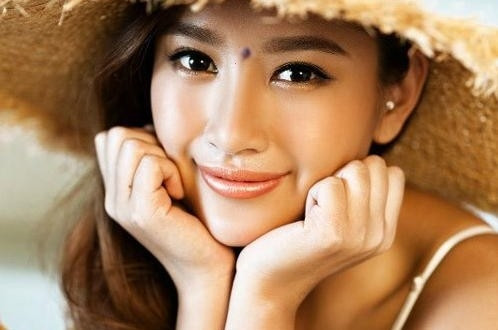 Con trai sở hữu nốt ruồi ở vị trí này dễ dàng có được quyền lực, không sớm thì muộn ắt sẽ gây dựng được cơ đồ hơn người khác. Ngược lại, con gái sẽ có số vượng phu ích tử, là hậu phương vững chắc giúp chồng thăng tiến trong công việc. Tuy nhiên, những người này thường sẽ gặp đôi chút trục trặc về tình yêu, cuộc sống gia đình trước khi sự nghiệp đi lên.