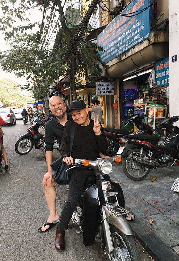 Vốn được biết đến là một nhà thiết kế tài năng, nổi tiếng của đất Hà Thành, bên cạnh đó Đức Hùng còn là một nghệ sĩ đa-zi-năng. Ngoài thời trang, anh còn có thể làm MC, đạo diễn sân khấu, giám khảo các cuộc thi tài năng, diễn xuất phim ảnh... nên việc lấn sân sang hài là điều hoàn toàn có thể.