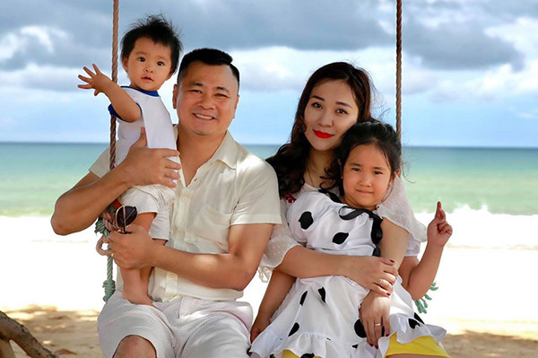 NSND Tự Long thay ảnh đại diện gia đình hạnh phúc cũng như tấm ảnh ngọt ngào bên người vợ đã nhận được nhiều lời khen của khán giả.