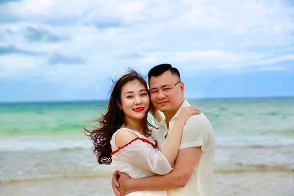 Tự Long chụp ảnh cùng vợ.