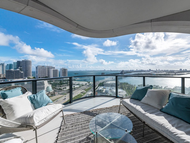 Các căn hộ có sân hiên lớn với tầm nhìn tuyệt vời ra toàn cảnh Miami, vịnh Biscayne và Đại Tây Dương.