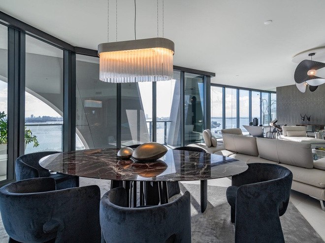 Tất cả căn hộ đều được trang bị hệ thống điều khiển tự động thông minh Crestron, đem lại sự tiện nghi và thoải mái bậc nhất.