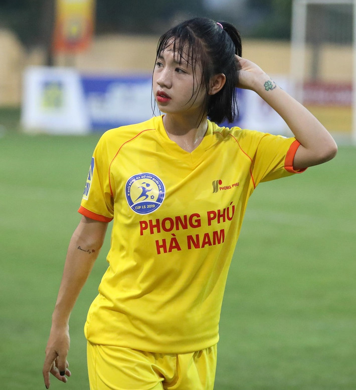 Sau khi đăng tải, bức ảnh nhanh chóng nhận được hàng nghìn lượt thích và hàng trăm bình luận. Chính vì vậy, không ít CĐV của Trần Thị Duyên và Danh Trung đoán già đoán non rằng cặp đôi này đang hẹn hò.