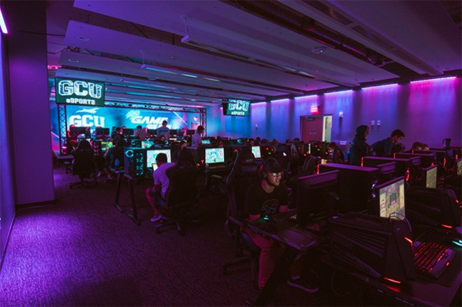 Năm 2018, đại học Grand Canyon (GCU) đã tổ chức câu lạc bộ eSports cho phần lớn các game đình đám. Kể từ đó, trường này không chỉ thành lập “Đấu trường GCU eSports”, mà còn cho ra đời “tổ chức sinh viên GCU eSports”. Từ con số ban đầu chỉ 60 người, chỉ sau 1 năm đại học này đã có 900 sinh viên tham gia các câu lạc bộ eSports. Ảnh: ivenglobal.