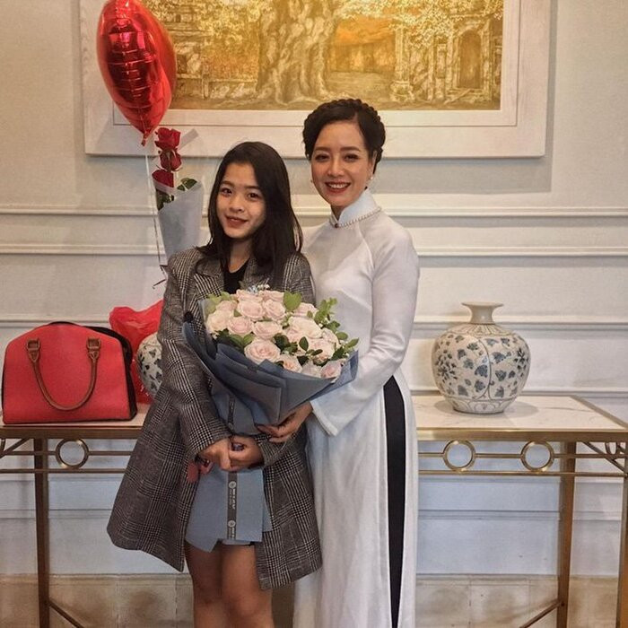 Con gái NSƯT Chiều Xuân - Hồng Khanh là một trong những tiểu thư nhà sao Việt nhận được nhiều sự quan tâm của cư dân mạng vì vẻ ngoài xinh đẹp cùng phong cách thời trang cá tính, trẻ trung. Những hình ảnh cô nàng đăng tải lên trang cá nhân luôn nhận được “cơn mưa” lời khen từ mọi người.
