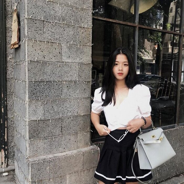 Lớn lên trong gia đình có truyền thống nghệ thuật: mẹ là diễn viên, bố là nhạc sĩ, cô nàng sinh năm 2004 gây ấn tượng với khán giả qua giọng hát đầy nội lực và khả năng chơi nhiều loại nhạc cụ như: piano, guitar, đàn ukulele… Trên mạng xã hội, 10X cũng thu hút gần 64 nghìn người theo dõi - con số không hề thua kém bất cứ hot girl nào.