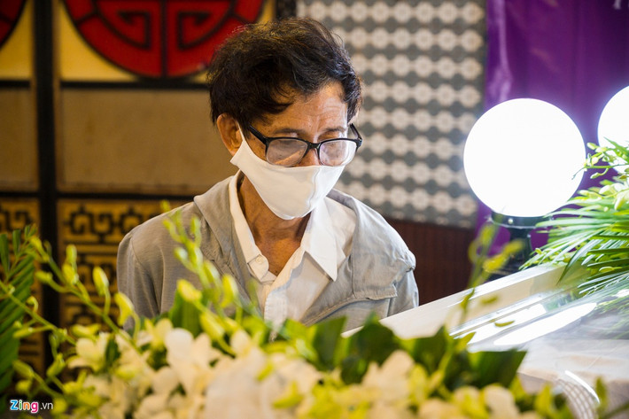 Cha mẹ Mai Phương thẫn thờ trong tang lễ của con gái. Theo gia đình, lễ tang giữa lúc dịch bệnh nên diễn ra đơn giản, hạn chế người tới viếng. Những ngày tháng cuối đời, Mai Phương được cha thường trực chăm sóc trong bệnh viện.