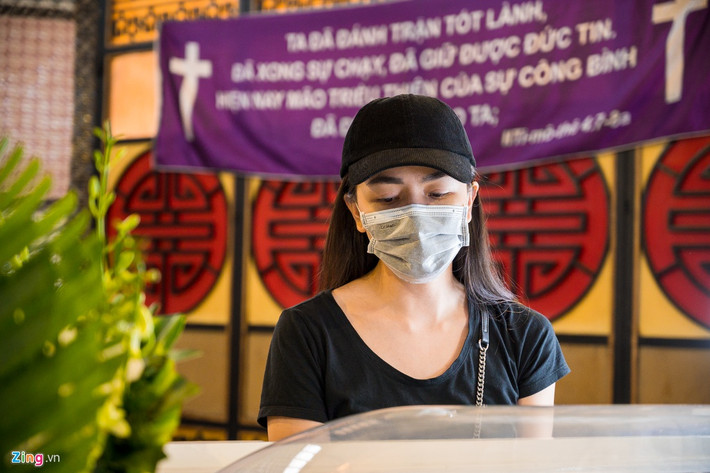 Ái Châu nghẹn ngào khi đến bên linh cữu Mai Phương. Những ngày cuối đời của đồng nghiệp, bà xã Huỳnh Đông đã kịp đến thăm. Cô nhớ mãi Mai Phương với cơ thể còm cõi, bàn tay bấu chặt vì đau đớn nhưng không rơi một giọt nước mắt. Chia sẻ về sự ra đi của Mai Phương, Ái Châu xúc động: "Khi nhận được tin dữ, tôi đã ngồi thừ và khóc nấc. Ai bên cạnh, nhìn thấy được nỗi đau từ thể xác đến tâm hồn của chị, sẽ hiểu được chừng đó nỗi đau là quá sức với người phụ nữ bé nhỏ. Thôi, đến lúc thân tâm mình nhẹ nhàng rồi, bỏ hết buông hết".
