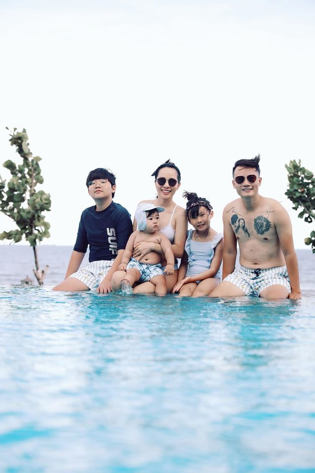 Hoàng Bách dẫn vợ con đi bơi sáng cuối tuần. Anh viết: "Bạn không thể kiểm soát mọi thứ xảy ra trong cuộc sống nhưng bạn có thể chọn sống cuộc đời mình mong muốn".