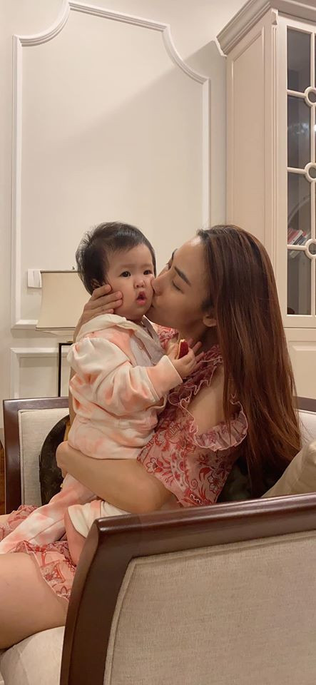 Lê Phương "tố" Ngân Khánh hôn vồ vập con gái mình, cân nhắc việc dẫn con gặp đồng nghiệp lần tới.