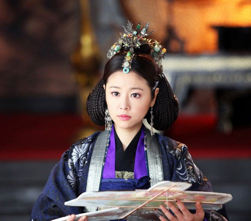 “Khuynh thế hoàng phi”, do Lâm Tâm Như sản xuất và đóng vai chính, cũng là một trong những bộ phim cung đấu hấp dẫn. Lâm Tâm Như không bị chê già, không bị chê xấu, thậm chí được khen xinh đẹp song một bộ phận khán giả khó tính vẫn cho rằng gương mặt phúc hậu với đường nét đầy đặn của Lâm Tâm Như không phù hợp với vai công chúa Mã Phức Nhã, một mỹ nhân có sắc đẹp khuynh thành. “Khuynh thế hoàng phi” vốn được chuyển thể từ tiểu thuyết ăn khách của Mộ Dung Yên Nhi. Nhan sắc Phức Nhã ở trong truyện được mô tả “chỉ có thể tồn tại ở thiên giới”, mong manh và thoát tục. Chính vì thế, diễn viên nào vào vai Phức Nhã, cho dù là mỹ nhân ngoài đời, cũng vô cùng áp lực.