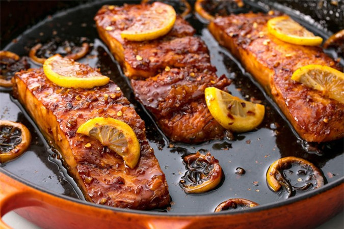 Não: Cá hồi, cá ngừ, cá mòi. Các thực phẩm này giàu Omega 3, axit béo tốt cho trí não bất kể tuổi tác, ngăn ngừa nguy cơ mắc bệnh Alzheimer. Bên cạnh đó, ăn bí đỏ giúp giảm đau đầu, tốt cho người làm việc căng thẳng.